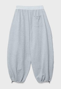 Hellgraue Sweatpants mit weiter Passform, elastischem Bund, einer aufgesetzten Gesäßtasche und verstellbaren Kordeln an den Knöcheln.