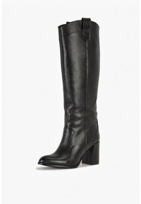 Czarne skórzane kozaki za kolano z kwadratowym czubkiem, obcasem na klocku i ozdobnymi przeszyciami po bokach, z niewielką pętelką u góry.