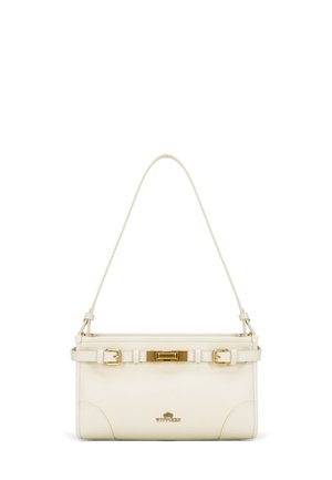 Bolso de mano de cuero blanco con forma estructurada, que presenta herrajes dorados, una correa estrecha y detalles de hebilla en la parte frontal.