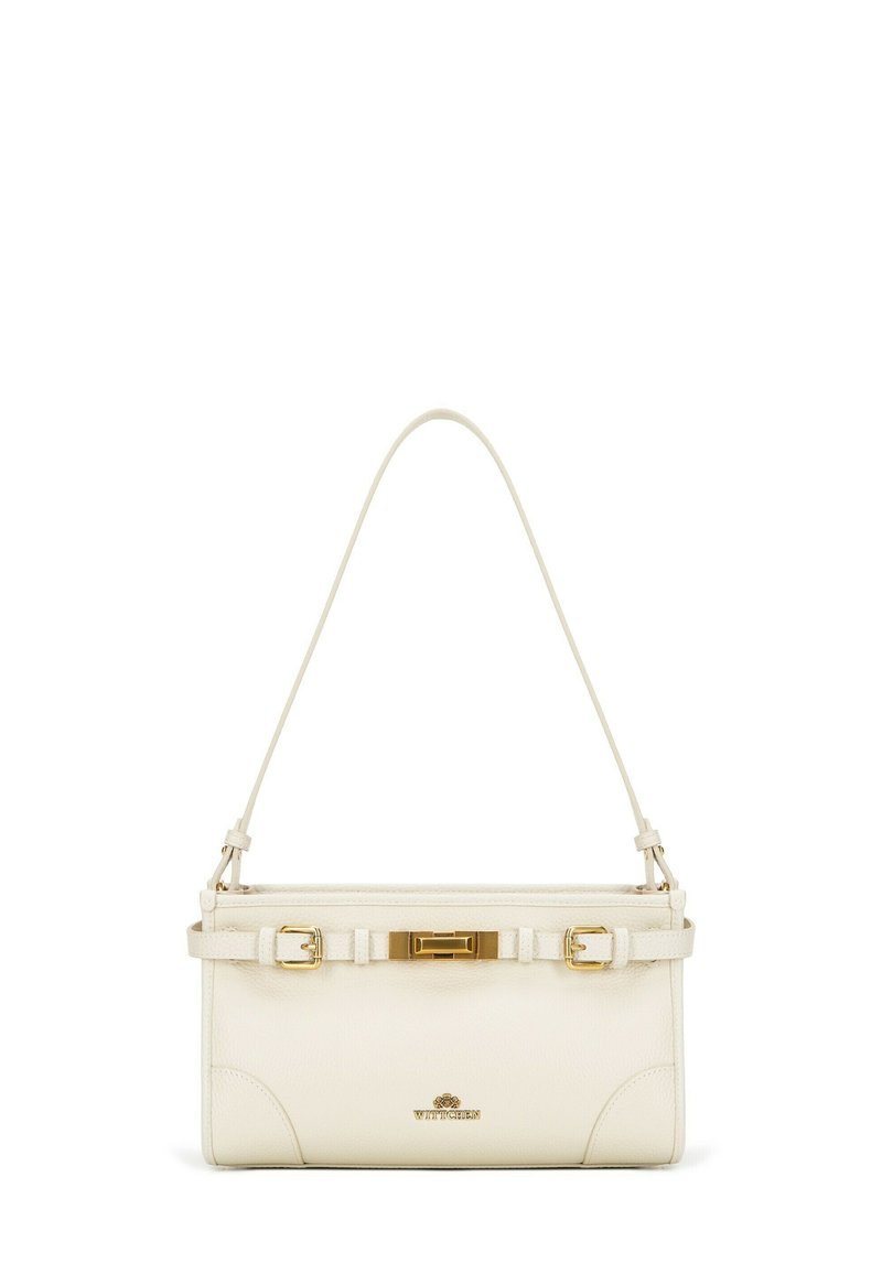 Witte leren handtas met een gestructureerde vorm, voorzien van gouden hardware, een smalle schouderband en gespsdetails aan de voorkant.