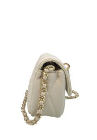 Borsa a mano in pelle trapuntata beige con un top arcuato, tracolla in catena dorata e zip laterale. Presenta una texture liscia e un design minimalista.