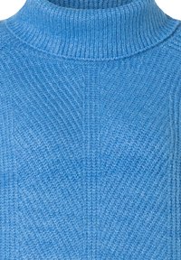 Hellblau gestrickter Rollkragensweater mit geripptem Muster und vertikalen Linien, ausgestattet mit einem hohen Kragen und weichem, gemütlichem Stoff.