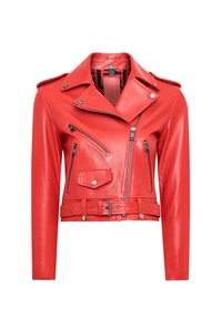 Rode leren motorjack met een cropped ontwerp, voorzien van asymmetrische ritsen, drukknoopsluitingen en een ceintuur in de taille.