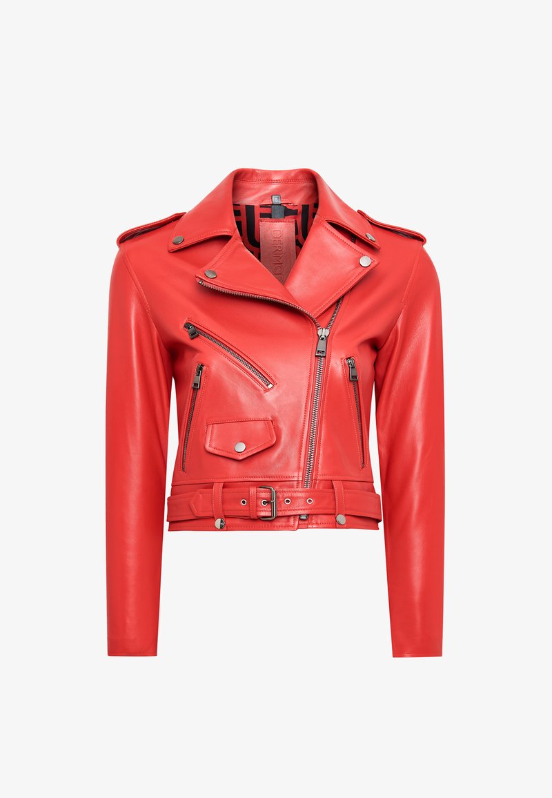 Rode leren motorjack met een cropped ontwerp, voorzien van asymmetrische ritsen, drukknoopsluitingen en een ceintuur in de taille.
