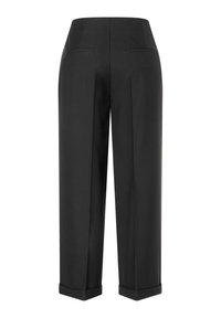 Schwarze maßgeschneiderte Hose mit umgeschlagenen Säumen und zwei aufgesetzten Gesäßtaschen, von hinten vor einem weißen Hintergrund gezeigt.