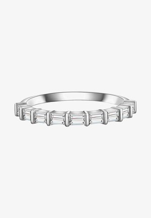 Ezüst gyűrű, amelyen váltakozó téglalap és négyzet alakú, tiszta kövek sorakoznak, polírozott felülettel és elegáns formával.