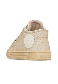 Sneaker high-top dorato glitterato con una finitura testurizzata, suola in gomma e una patch con logo sul lato. Design con lacci e interno imbottito.