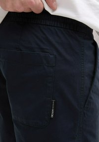 TOM TAILOR DENIM REGULAR MIT GUMMIBUND - Farmer rövidnadrágok - sky captain blue