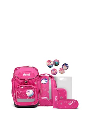 Set di zaini rosa, astuccio e portafoglio con stelle d'argento e distintivi a tema unicorno su sfondo bianco.