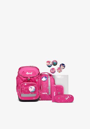 Set di zaini rosa, astuccio e portafoglio con stelle d'argento e distintivi a tema unicorno su sfondo bianco.