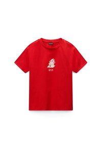 Κόκκινο T-shirt με κοντά μανίκια, με ένα μικρό λευκό καρτούν χαρακτήρα και το κείμενο «Wrong things right attitude» τυπωμένο στο κέντρο μπροστά.