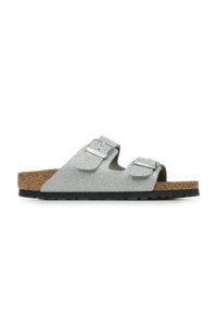 Silberne Glitzer-Sandalen mit zwei verstellbaren Riemen, Korkfußbett und Gummisohle. Glatte Textur und flaches Design, geeignet für Freizeitkleidung.