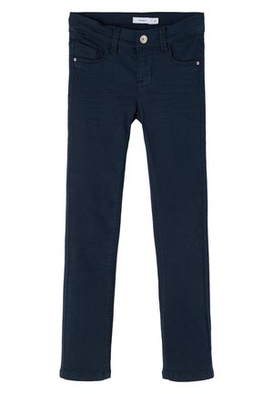 Dunkelblaue Slim-Fit-Hose mit vorderem Knopf, Reißverschluss und Fünf-Taschen-Design, flach liegend vor weißem Hintergrund.