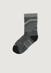 Calcetín de tripulación en gris y negro con refuerzo en el talón y la punta, que presenta sutiles patrones de punto mixto y rayas gris claro, mostrado plano sobre fondo blanco.