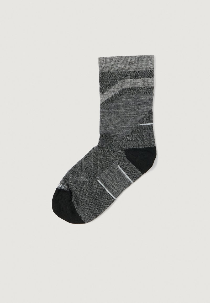 Calcetín de tripulación en gris y negro con refuerzo en el talón y la punta, que presenta sutiles patrones de punto mixto y rayas gris claro, mostrado plano sobre fondo blanco.