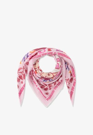 Écharpe triangulaire rose avec des motifs floraux et abstraits, arborant la phrase répétée "FIÈRE D'ÊTRE UNE FEMME" en lettres roses audacieuses.