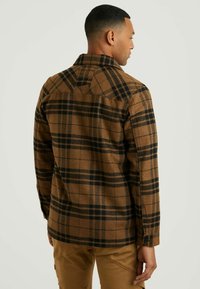 CHASIN' STRYKE.L JAMES - Vasaras jaka - brown