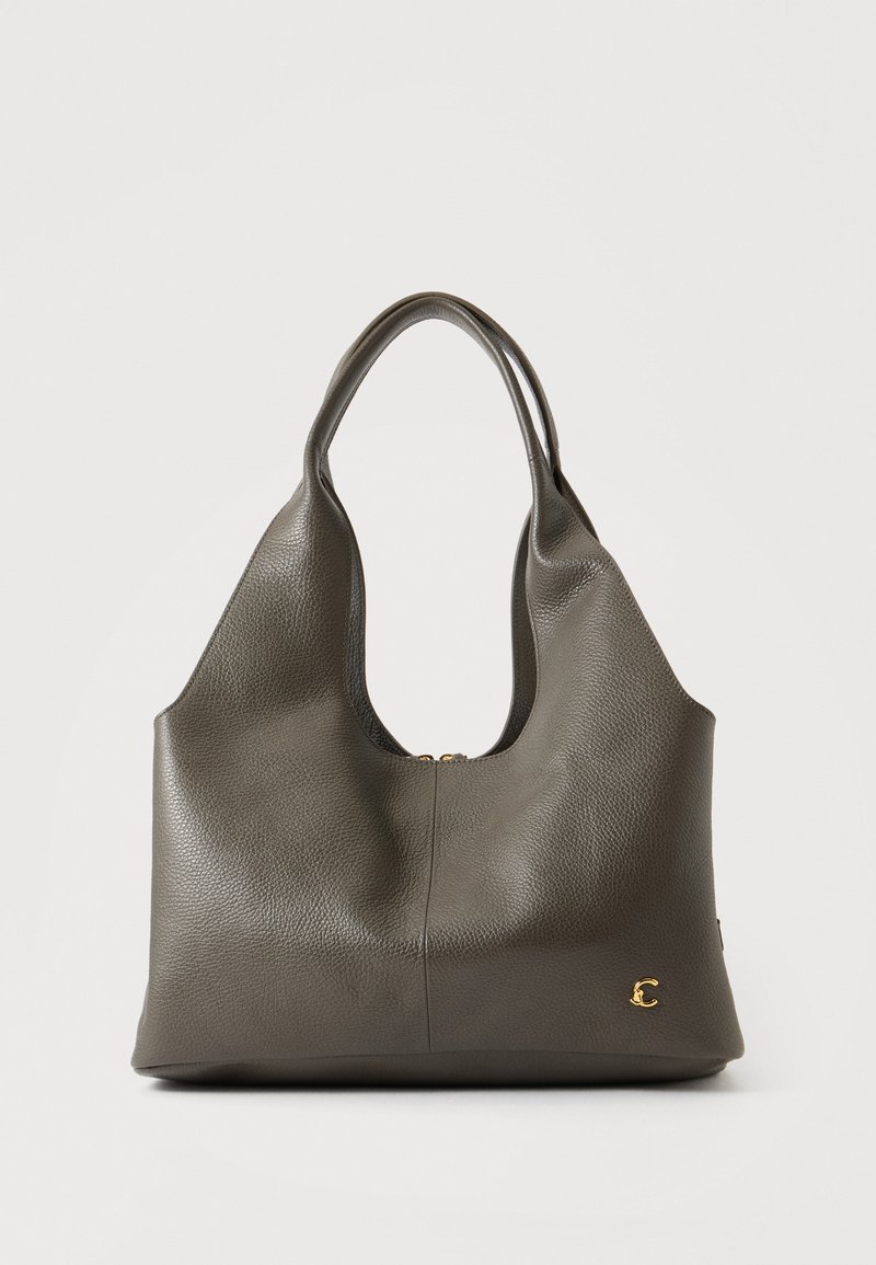 Sac à main en cuir gris foncé avec doubles anses et un petit emblème doré en forme de lettre C en bas à droite.