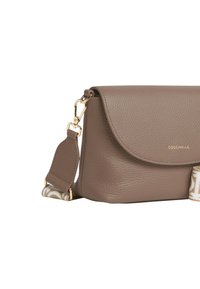 Borsa a tracolla in pelle marrone con texture, chiusura a pattina, parti metalliche dorate e tracolla con motivo a fantasia. Logo sul davanti.