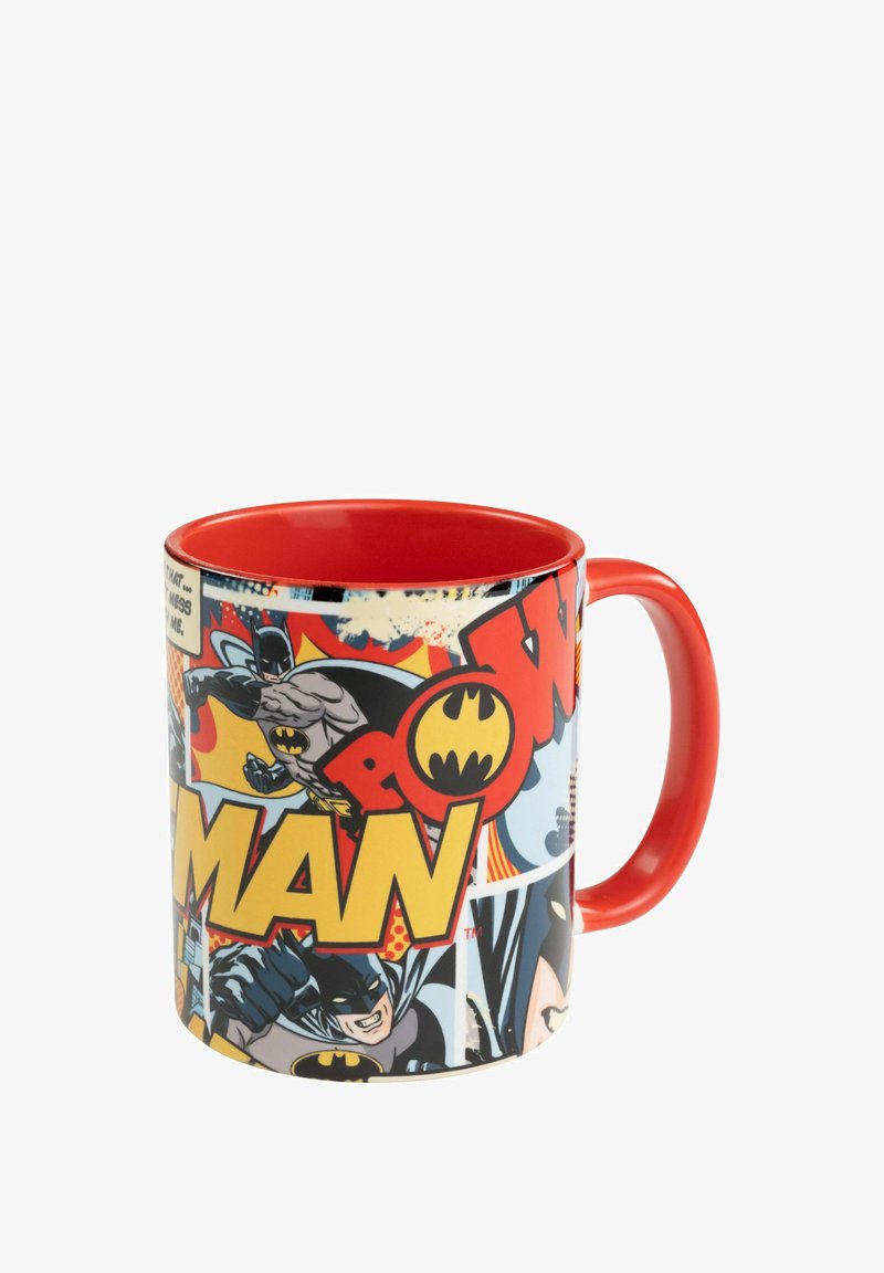 Tazza in ceramica con un manico e un interno rosso brillante, decorata con grafiche in stile fumetto di Batman e testo audace su uno sfondo multicolore.