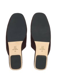 O pereche de pantofi maro din piele văzuți din partea tălpilor, mărimea 37, cu toc și vârf din cauciuc negru pentru aderență și durabilitate.