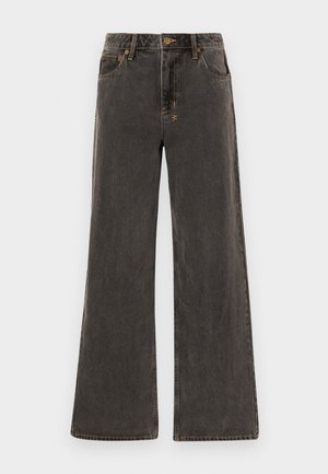 Jean large en denim gris foncé. Caractéristiques : taille haute, cinq poches et coutures dorées contrastantes. Légère usure donne une apparence texturée.