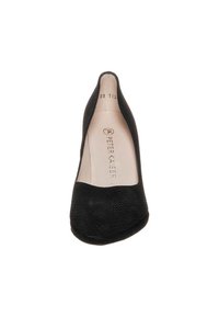 Pompe en suède noir avec une texture lisse, un bout arrondi et des côtés dégagés. L'intérieur est doté d'une doublure beige clair avec le nom de la marque imprimé.
