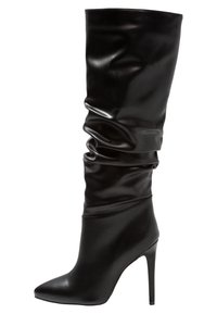 Botas negras de tiro alto y caídas, hechas de un material sintético suave, con punta afilada y un alto tacón de aguja. Detalles texturizados a lo largo del caño.