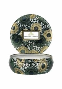 Voluspa-ljus i en rund, mönstrad tinna med gröna, gyllene och svarta blommönster. Kokosvax; tre veker synliga inuti.