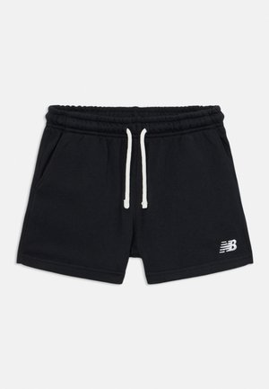Mustat urheilushortsit, joissa valkoinen kiristysnauha vyötäröllä ja sivutaskut, vasemman jalan puolella pieni valkoinen New Balance -logo.