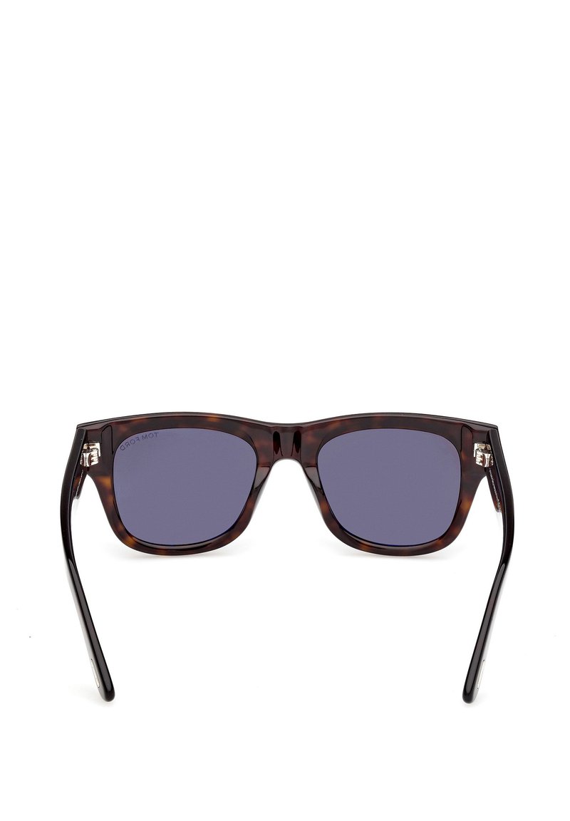 Lunettes de soleil rectangulaires en écaille de tortue avec des verres foncés, présentant un design de monture élégant et des accents métalliques sur les charnières.