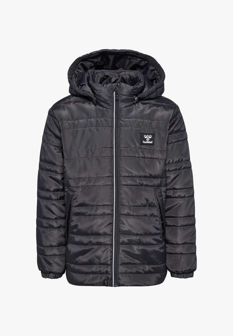 Svart vadderad jacka med dragkedja fram, huva och horisontell kviltad design. Innehåller varumärkeslogo på vänster bröst och sidofickor.