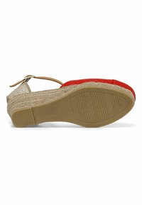 Sandalo a zeppa in tessuto rosso con tacco avvolto in juta, cinturino intrecciato beige, fibbia regolabile alla caviglia e suola in gomma texturizzata.
