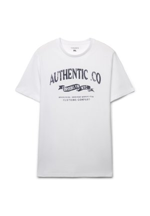 Biały bawełniany t-shirt z niebieskim nadrukiem graficznym z tekstem "AUTHENTIC CO" i "BROOKLYN NYC" w stylu vintage. Krótkie rękawy, regularny krój.