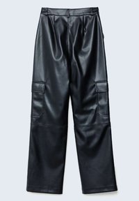 Pantalon large noir en similicuir avec poches cargo sur chaque cuisse, passants de ceinture et détails de coutures aux genoux.