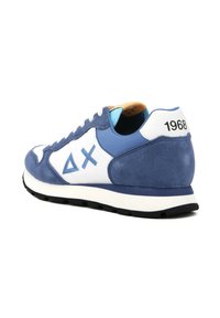 Sneaker blu e bianca con tomaia in suede e tessuto, dotata di un logo geometrico, collo imbottito e suola in gomma nera. Anno del modello 1968.