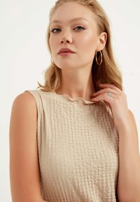 Herita Fodralklänning - beige