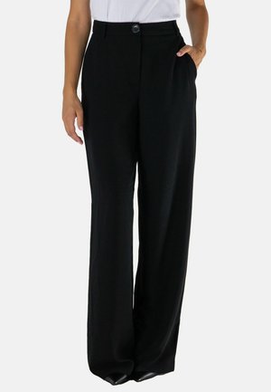 Pantaloni neri a gamba larga realizzati in tessuto morbido. Presentano una chiusura con bottone, tasche frontali e una vestibilità sartoriale e rilassata.
