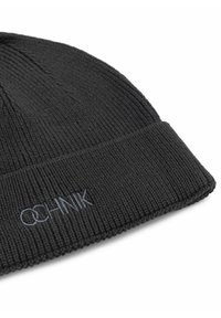 Czarna dziana czapka typu beanie z prążkowaną strukturą i podwiniętym mankietem. Z przodu posiada subtelne, szare, haftowane logo.