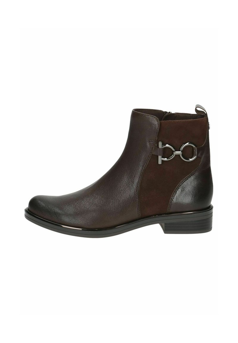 Bota de tobillo marrón con parte superior de cuero suave y un panel de ante suave en contraste. Presenta un acento de hardware circular y un tacón bajo.