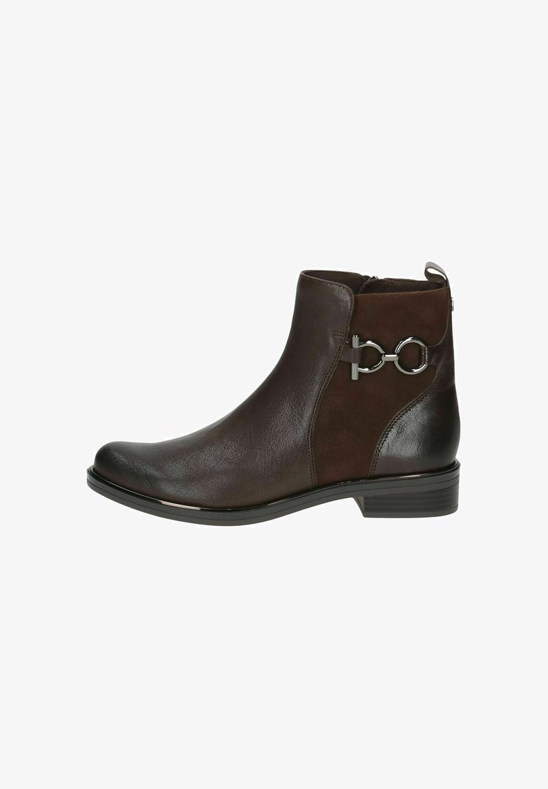 Bota de tobillo marrón con parte superior de cuero suave y un panel de ante suave en contraste. Presenta un acento de hardware circular y un tacón bajo.