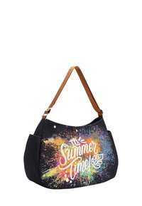Borsa a mano nera in tela con un design a macchie colorate e testo bianco che recita "È tempo d'estate!" Tracolla regolabile marrone e hardware in argento.