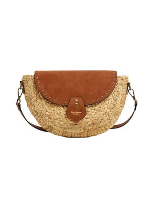 Halbmondförmige gewebte Strohtasche mit braunem Wildlederklappe, goldenen Nieten und verstellbarem Lederriemen.