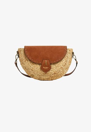 Halvemaanvormige geweven strooien crossbodytas met een bruine suède klep, gouden studs en verstelbare leren riem.