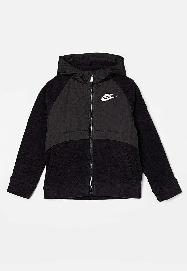 Giacca nera con cappuccio e chiusura a zip, caratterizzata da un design in tessuto a contrasto, una texture morbida e un piccolo logo Nike bianco sul petto.