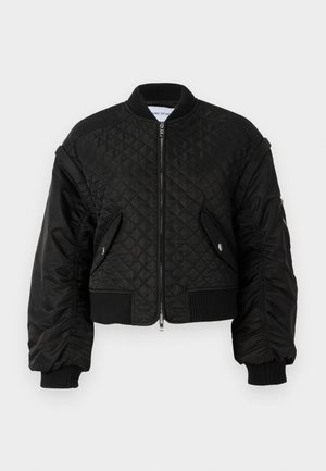 Veste bomber noire avec une texture matelassée, des poignets et un ourlet côtelés, des poches latérales et une fermeture éclair à l'avant. Finition légèrement brillante.