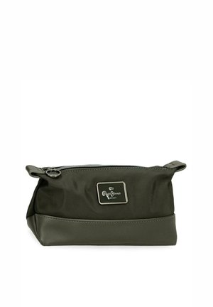 Pequeño neceser rectangular de color verde oscuro con cierre de cremallera y el logo de Pepe Jeans London en el panel frontal.