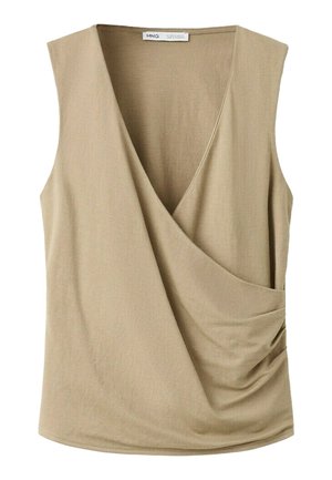 Beżowy top bez rękawów w stylu kopertowym z dekoltem w serek i lekkim marszczeniem po jednej stronie, wykonany z miękkiej, lekkiej tkaniny.