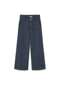 Jeans de pierna ancha en azul marino oscuro con rayas verticales blancas. Cuenta con dos bolsillos delanteros, cierre de botón y una tela suave y texturizada.