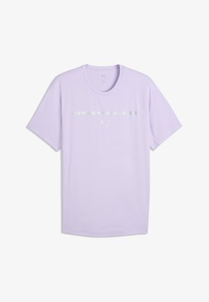 Hellviolettes Puma T-Shirt mit kurzen Ärmeln, rundem Ausschnitt und einem verblassten silbernen Puma-Logo und Schriftzug über der Brust.